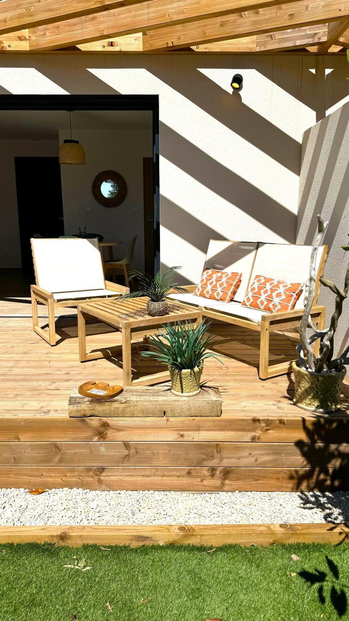 Daya Lodge. LʼIsle-sur-la-Sorgue Exteriör bild