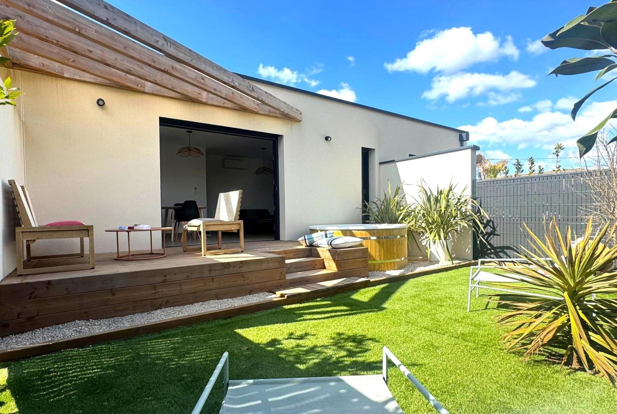 Daya Lodge. LʼIsle-sur-la-Sorgue Exteriör bild