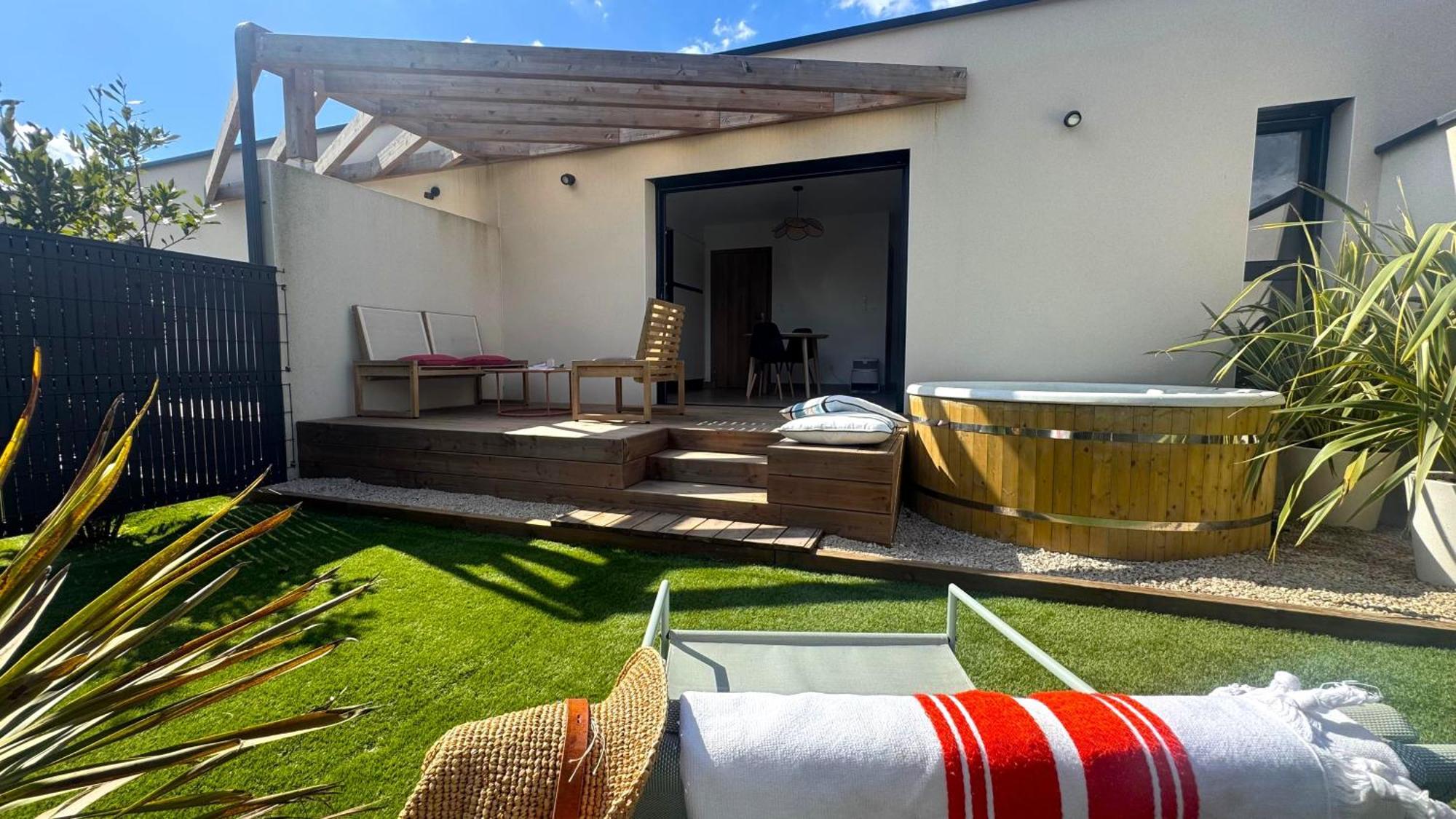 Daya Lodge. LʼIsle-sur-la-Sorgue Exteriör bild