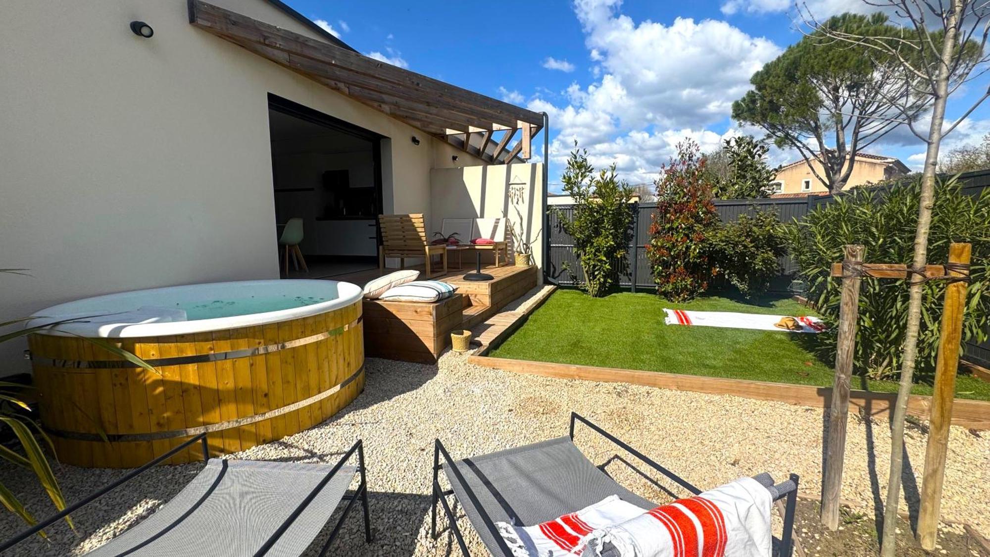 Daya Lodge. LʼIsle-sur-la-Sorgue Exteriör bild