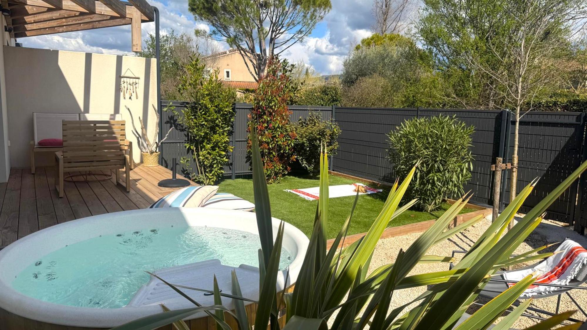Daya Lodge. LʼIsle-sur-la-Sorgue Exteriör bild