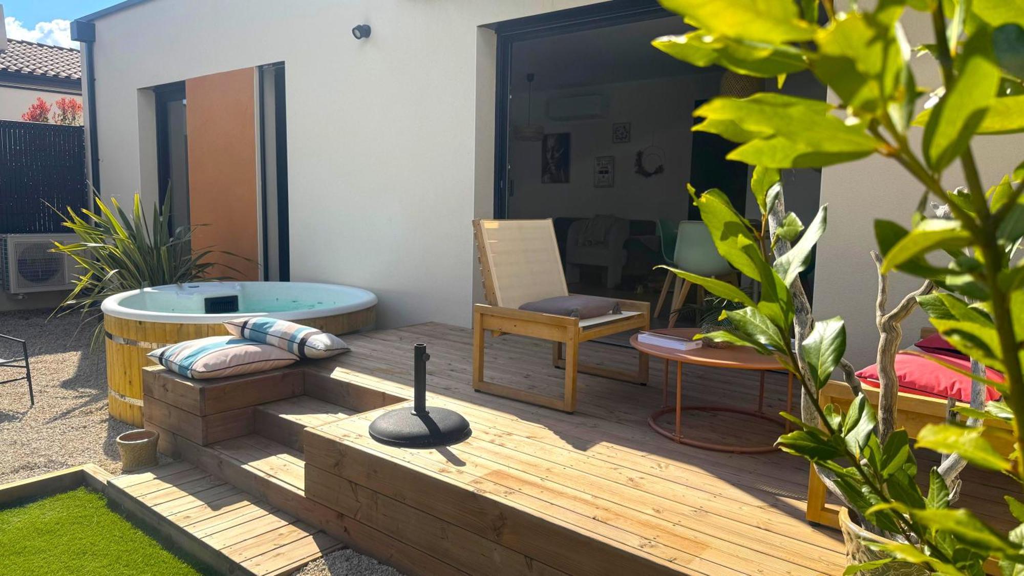 Daya Lodge. LʼIsle-sur-la-Sorgue Exteriör bild