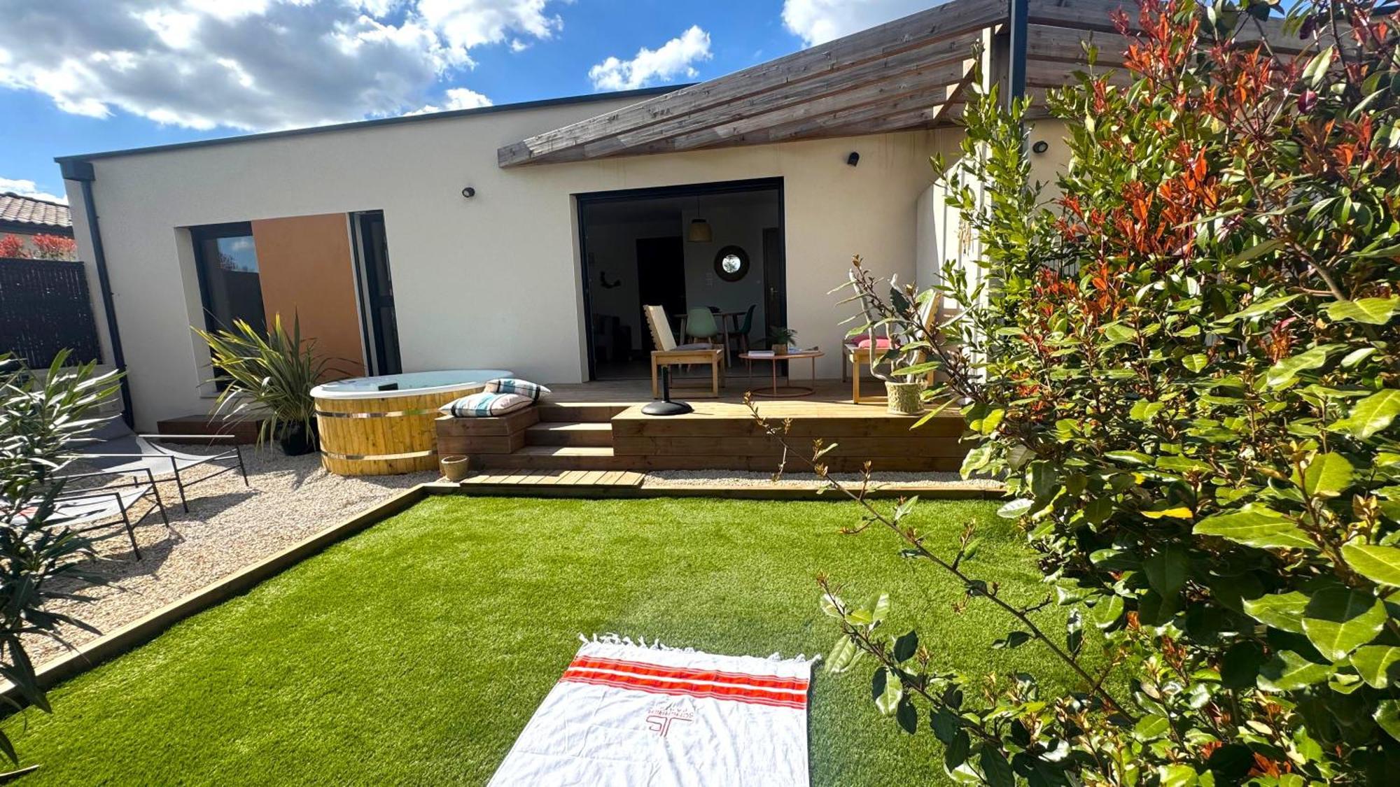 Daya Lodge. LʼIsle-sur-la-Sorgue Exteriör bild